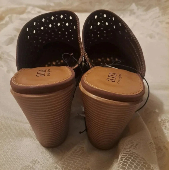 A.N.A. Hiro Pointed Toe Block Heel Pumps - Picture 4 of 5